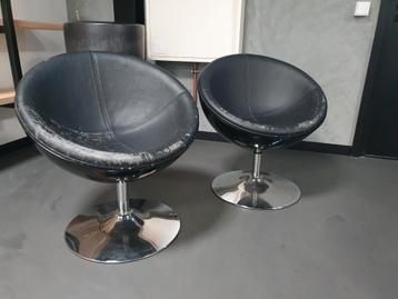 2 moderne zwarte kuipstoelen met chroom voet beschikbaar voor biedingen