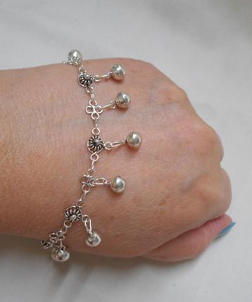 Zilveren armband met bedels en belletjes nr.224 beschikbaar voor biedingen