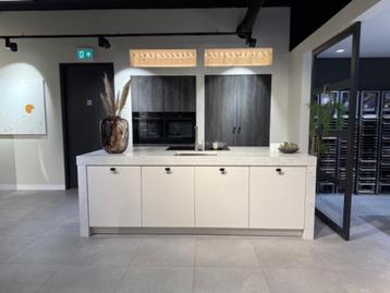 Keuken met brug eiland Grijs met houtlook beschikbaar voor biedingen