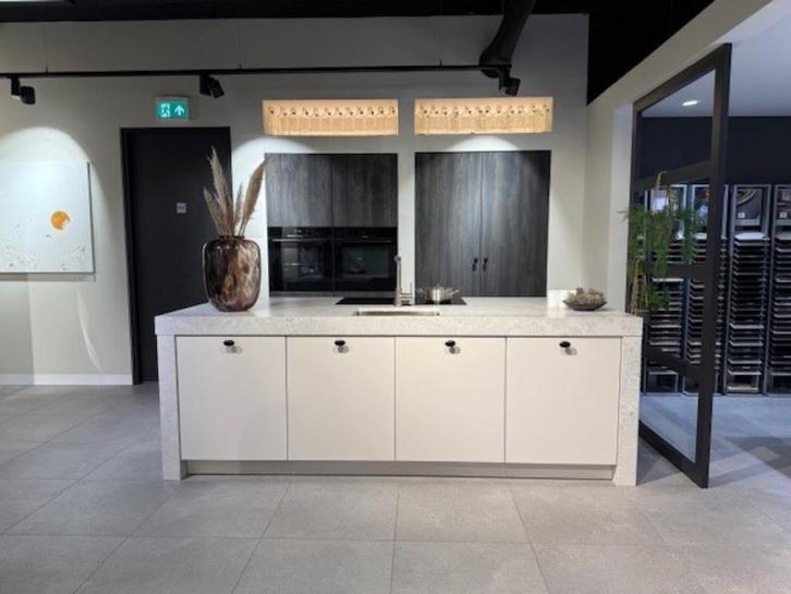 Keuken met brug eiland Grijs met houtlook, Huis en Inrichting, Keuken | Complete keukens, Nieuw, Dubbelwandige keuken, Grijs, Composiet