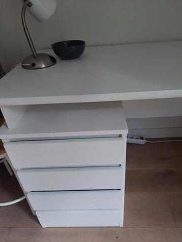 Wit bureau met laden beschikbaar voor biedingen