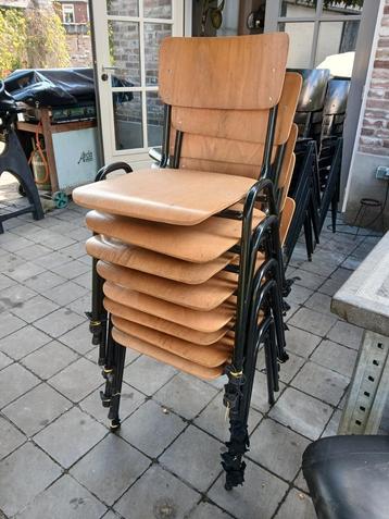 8 vintage industriële schoolstoelen beschikbaar voor biedingen