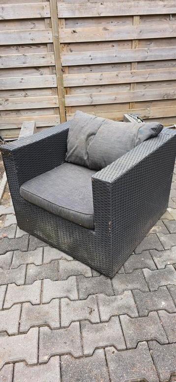 Loungestoel en tafel  beschikbaar voor biedingen