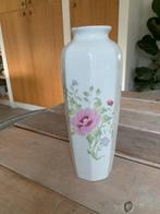 Romantische langwerpige vaas porselein. Wit met rose roosje., Minder dan 50 cm, Ophalen of Verzenden, Wit, Zo goed als nieuw