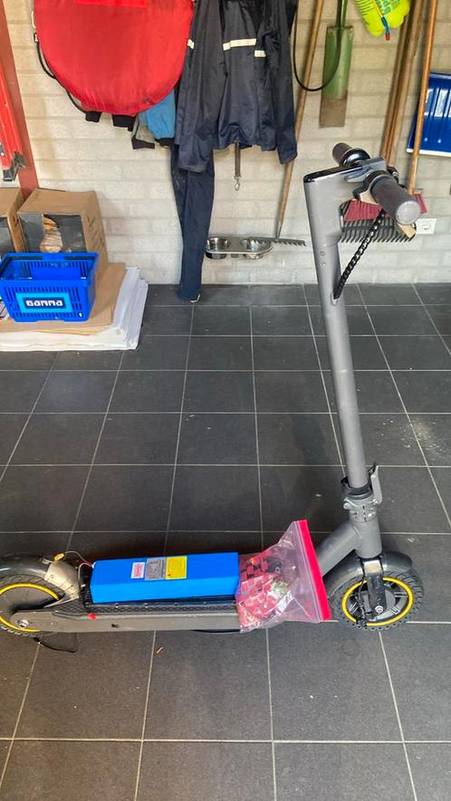 Onderdelen elektrische step - oa accu, stuur, wielen, displa, Fietsen en Brommers, Steps, Gebruikt, Elektrische step (E-scooter)