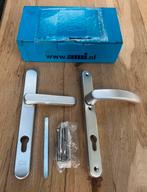 AMI vlakke kruk SKG2 veiligheids deurbeslag - rolluik !!, Ophalen of Verzenden, Zo goed als nieuw, Rvs, Klink of Kruk