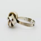 Vintage zilveren ring met knoopmotief, Gebruikt, Verzenden, 17 tot 18, Nvt
