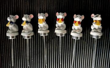 Set 6 nieuwe (kaas)prikkers gedecoreerd met pedante muisjes beschikbaar voor biedingen