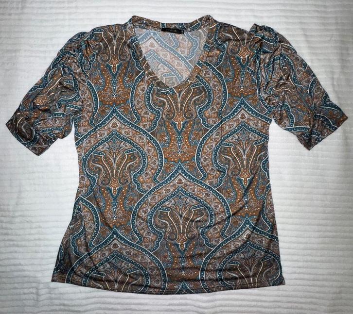 Shirt Chastar patroon maat L/XL valt klein., Kleding | Dames, Tops, Zo goed als nieuw, Maat 38/40 (M), Bruin, Korte mouw, Verzenden