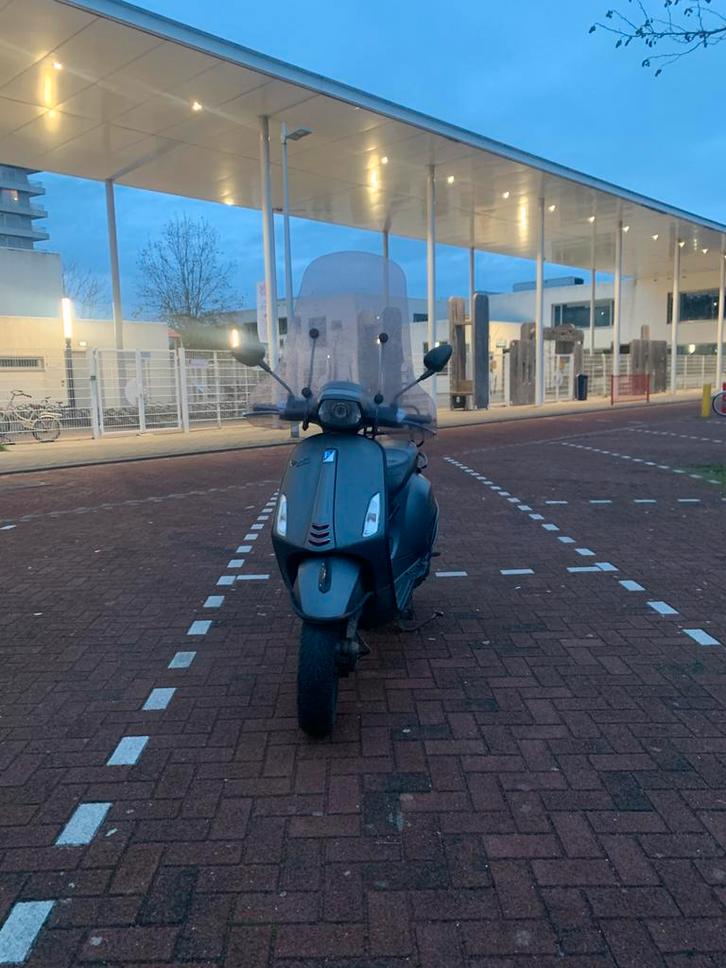 Vespa sprint 2016, Fietsen en Brommers, Scooters | Vespa, Zo goed als nieuw, Vespa S, Maximaal 25 km/u, Benzine, Ophalen of Verzenden