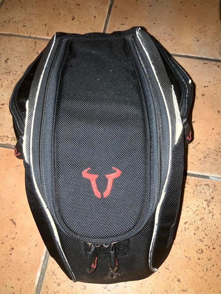 SW Motech Engage Tanktas - Regenhoes en lockerpin, Motoren, Accessoires | Koffers en Tassen, Zo goed als nieuw, Ophalen of Verzenden