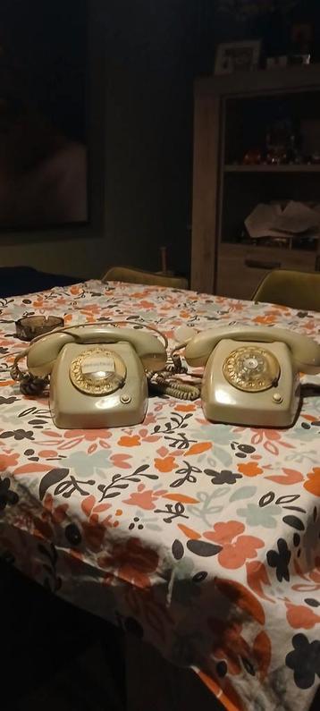Verschillende oude telefoons beschikbaar voor biedingen