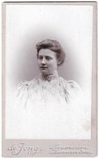 CDV - Portret Vrouw Mooie Jurk - Foto De Jong Leeuwarden -3, Gebruikt, Foto, Ophalen of Verzenden, Voor 1940