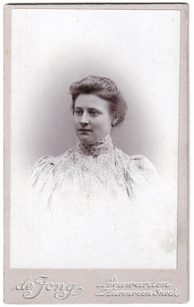 CDV - Portret Vrouw Mooie Jurk - Foto De Jong Leeuwarden -3, Verzamelen, Foto's en Prenten, Gebruikt, Foto, Overige onderwerpen