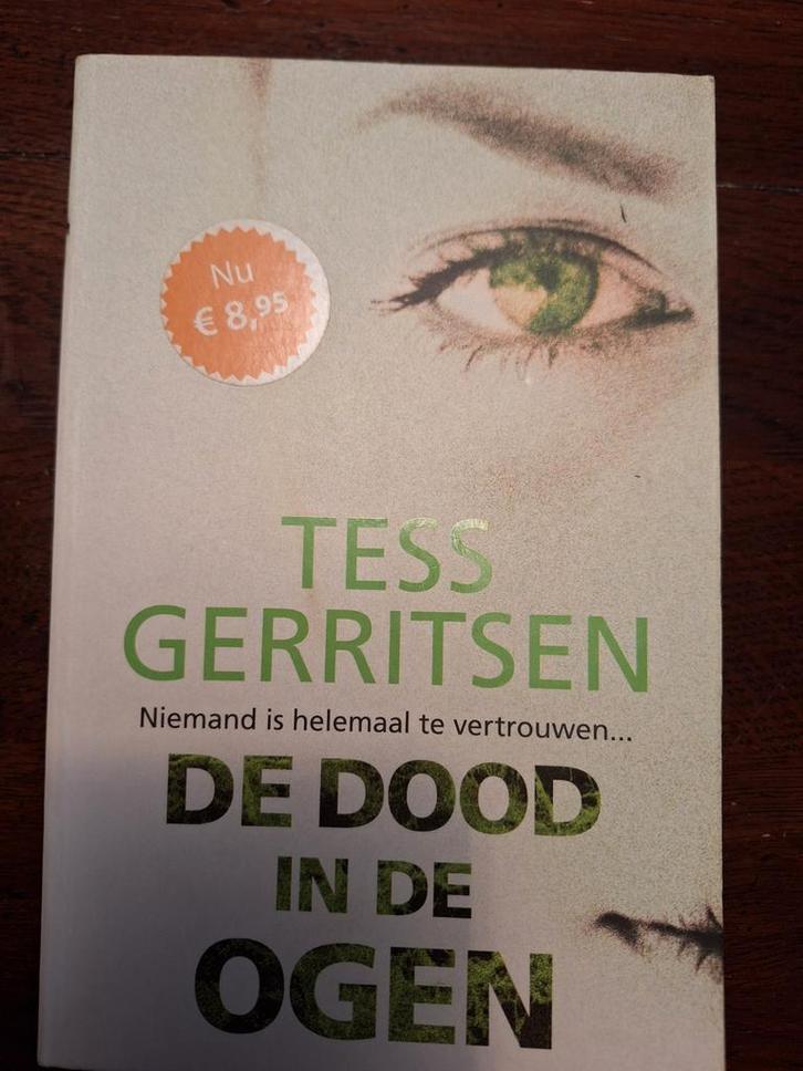 Tess Gerritsen - De dood in de ogen, Boeken, Thrillers, Zo goed als nieuw, Ophalen of Verzenden