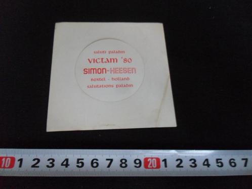 sticker Boxtel Victam '80 Simon - Heesen  Saluti Paladin, Verzamelen, Stickers, Zo goed als nieuw, Bedrijf of Vereniging, Ophalen