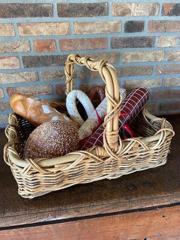 Brocante grote rotan draag/picknick mand   beschikbaar voor biedingen