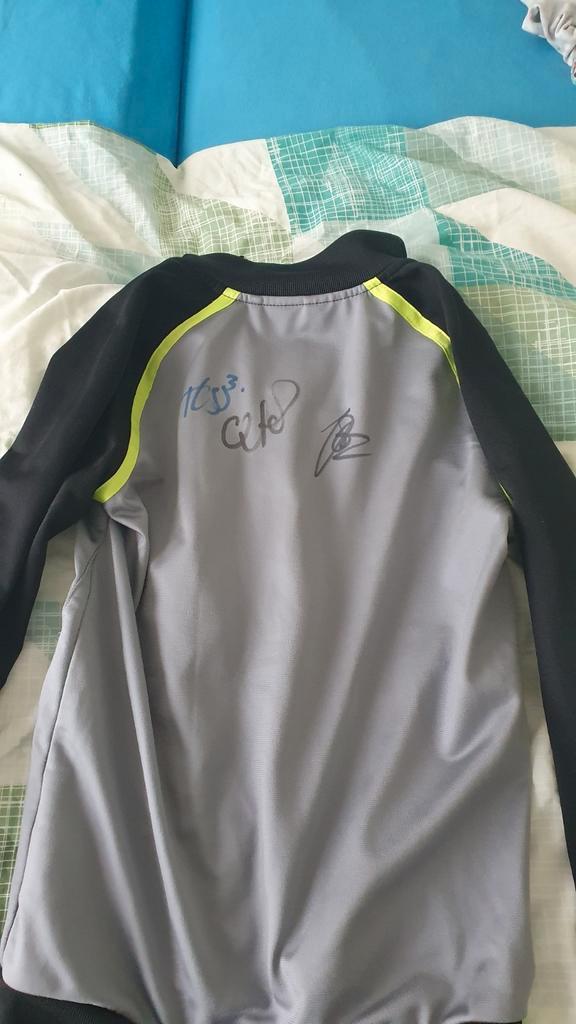 Adidas f50 vest met handtekeningen!!!, Kinderen en Baby's, Kinderkleding | Maat 140, Zo goed als nieuw, Jongen of Meisje, Trui of Vest