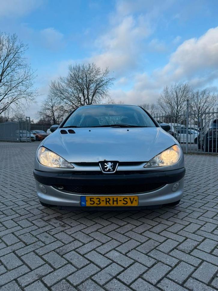 Peugeot 206 1.4 16V XT 5D 2005 Grijs, Auto's, Peugeot, Particulier, ABS, Airbags, Airconditioning, Bluetooth, Boordcomputer, Centrale vergrendeling