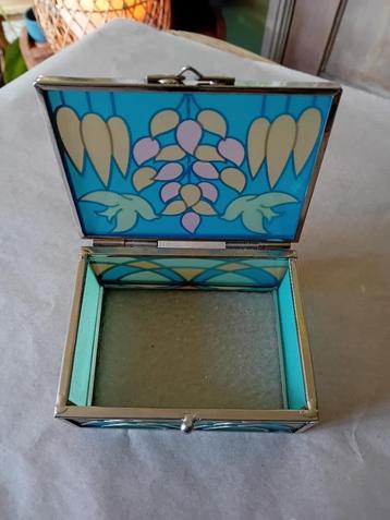 Vintage sieradendoosje met gebrandschilderd glas beschikbaar voor biedingen