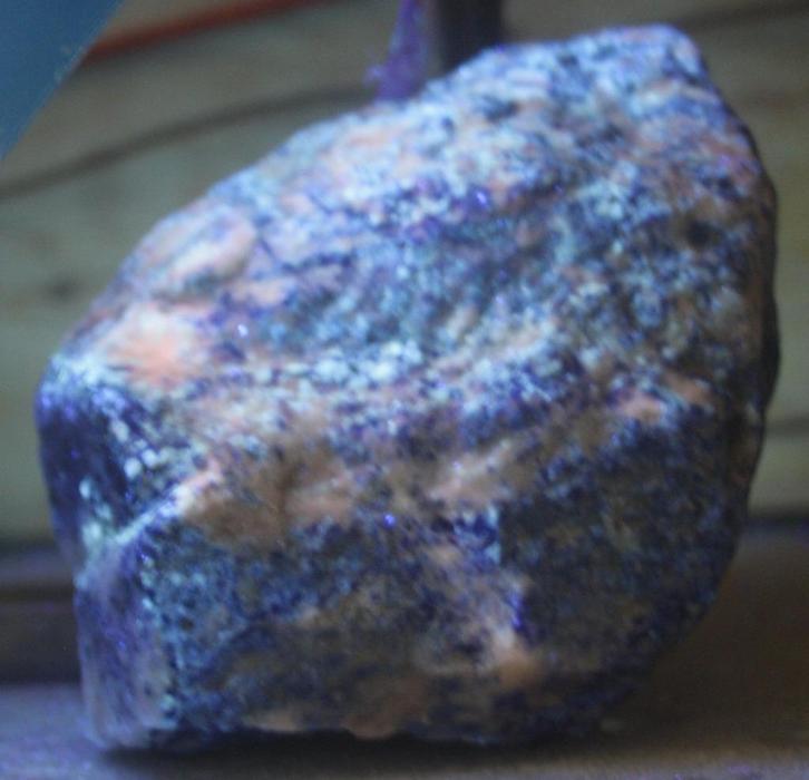 Russische LAPIS LAZULI met UV actief HACKMANIET van 1,1 Kg, Verzamelen, Mineralen en Fossielen, Overige typen, Verzenden