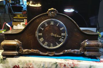 Pendule grote klok de klok werkt op strom beschikbaar voor biedingen