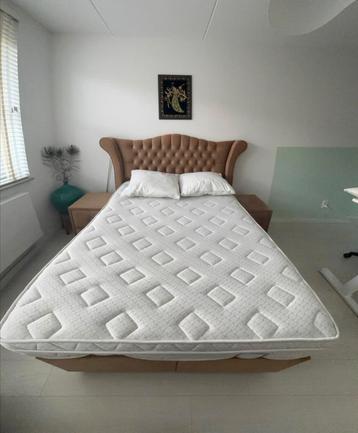Mooi bed met hoofdbord, nachtkastjes en matras  beschikbaar voor biedingen