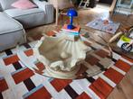 Unieke salontafel met travertin look en glazen blad, Huis en Inrichting, Tafels | Salontafels, Ophalen, Gebruikt, Rond, Glas