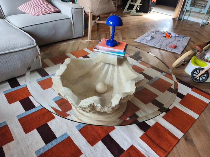 Unieke salontafel met travertin look en glazen blad, Huis en Inrichting, Tafels | Salontafels, Gebruikt, Minder dan 50 cm, 100 tot 150 cm
