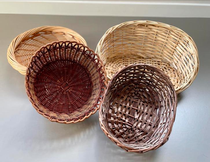 Verschillende rieten manden set, Huis en Inrichting, Woonaccessoires | Schalen en Manden, Gebruikt, Mand, Rond, Riet, Ophalen of Verzenden