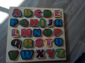 Houten puzzel alfabeth  beschikbaar voor biedingen