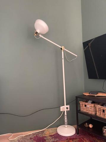 Stijlvolle verstelbare vloerlamp – off-white (IKEA) beschikbaar voor biedingen