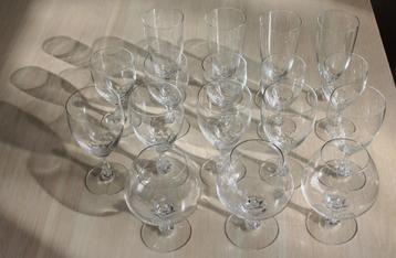 Kristallen glazen (6 wijn, 6 sherry, 5 champagne en 4 cognac