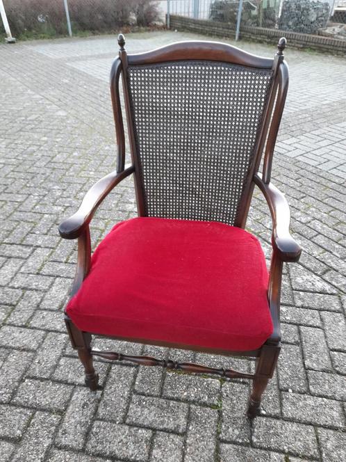 Klassieke noten fauteuile met webbing rug en los kussen, Huis en Inrichting, Fauteuils, Zo goed als nieuw, 75 tot 100 cm, Ophalen