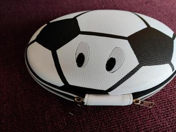 Etui voetbal  beschikbaar voor biedingen