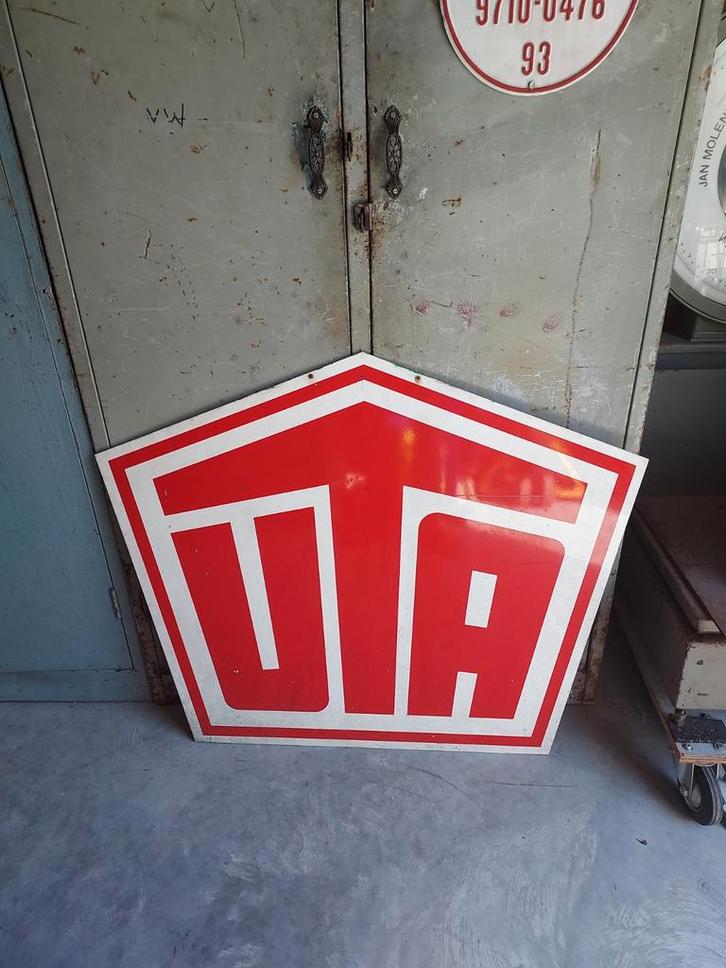Gaaf vintage groot reclamebord uta België ( GEEN EMAILLE  ), Verzamelen, Automerken, Motoren en Formule 1, Gebruikt, Auto's, Ophalen