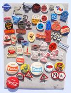 Plateau met oude speldjes en oude buttons, Max Tailleur, KWA, Ophalen of Verzenden, Gebruikt, Overige onderwerpen, Speldje of Pin