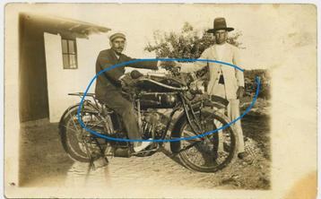 Indian motorcycle man pet en hoed motor fotokaart beschikbaar voor biedingen