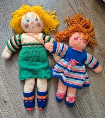 2 handgemaakte poppen met 1 extra kledingsetje beschikbaar voor biedingen