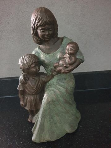 Stenen Beeld: Moeder met Kind & Baby - 26cm beschikbaar voor biedingen