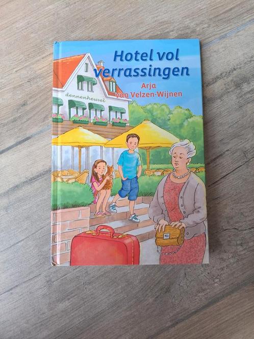 Hotel vol verrassingen van Arja van Velzen-Wijnen, Boeken, Kinderboeken | Jeugd | onder 10 jaar, Gelezen, Ophalen of Verzenden