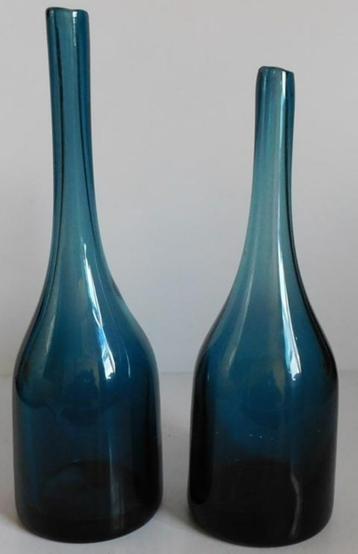 Blauwe glazen design sierfles beschikbaar voor biedingen