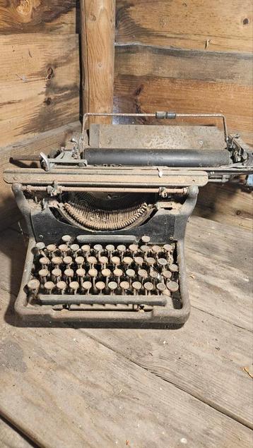 Oud typemachine  beschikbaar voor biedingen