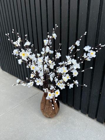 Vaas met witte bloesem kunstbloemen  beschikbaar voor biedingen