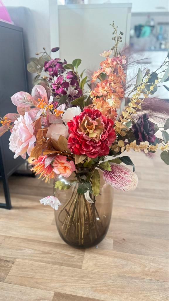 Zijdeboeket inclusief vaas, Huis en Inrichting, Woonaccessoires | Kunstplanten en Kunstbloemen, Zo goed als nieuw, Ophalen of Verzenden