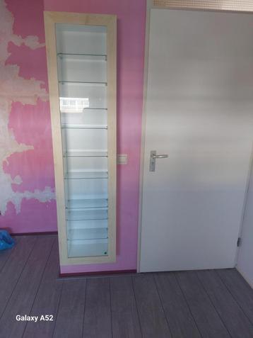 vitrinekast IKEA beschikbaar voor biedingen