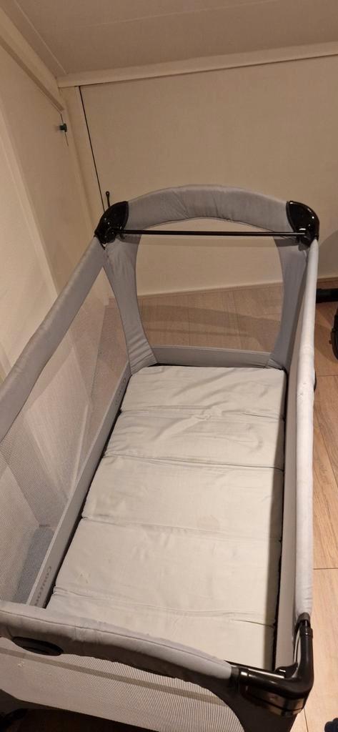 Campingbedje in goede staat - met wieltjes!, Kinderen en Baby's, Boxen, Zo goed als nieuw, Rechthoekig, Wieltjes, Ophalen