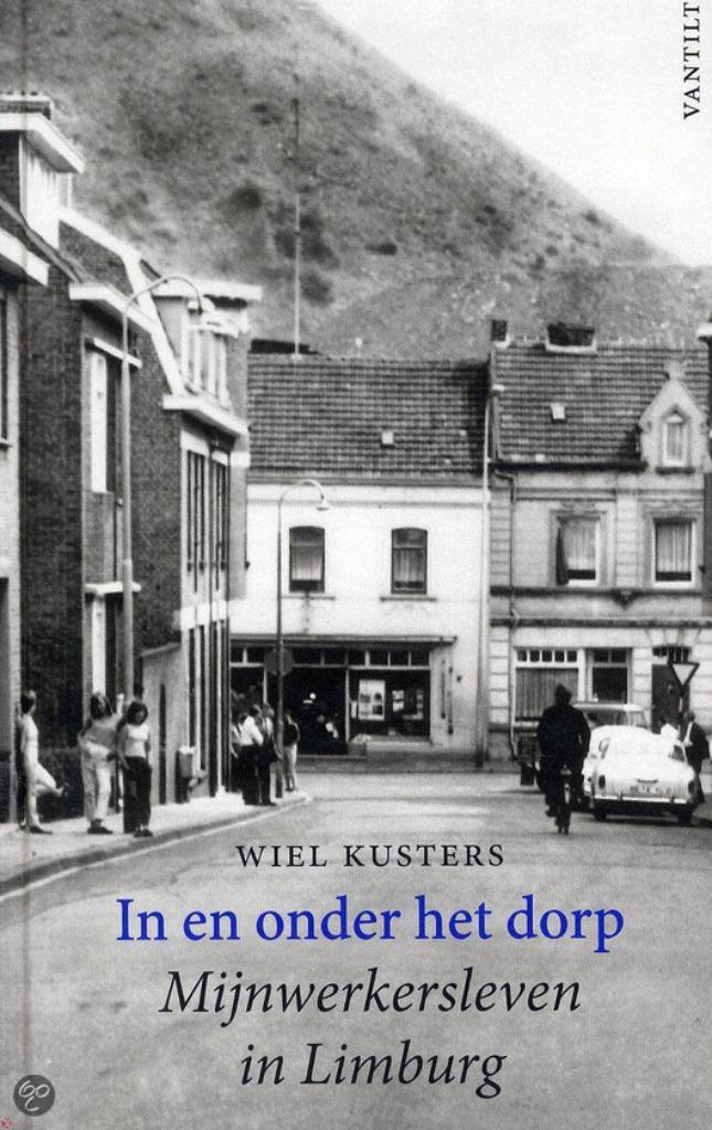 In en onder het dorp., Boeken, Geschiedenis | Vaderland, Zo goed als nieuw, 20e eeuw of later, Ophalen of Verzenden