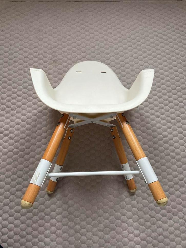 Witte kinderstoel met verlengbare houten poten Mooie staat!, Kinderen en Baby's, Kinderstoelen, Gebruikt, Overige typen, Aanschuifbaar