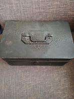 Oude zware kist zonder sleutel, Ophalen